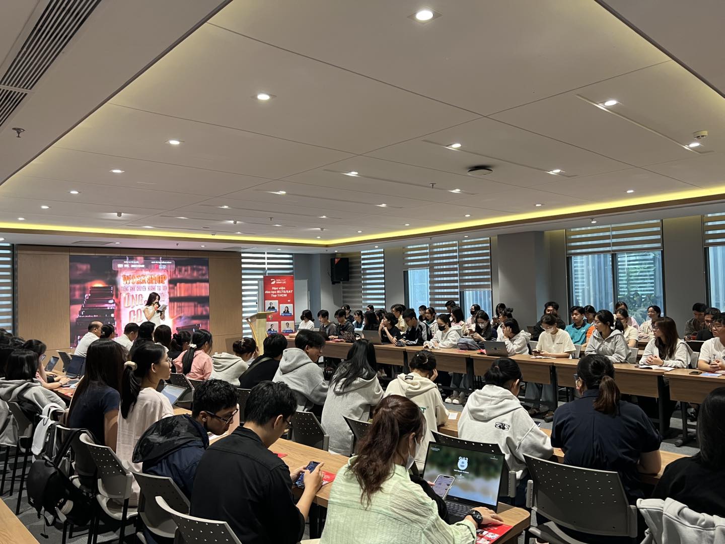 Khởi động năm học mới, sinh viên UEH hào hứng tìm hiểu phương pháp Linearthinking cùng DOL English