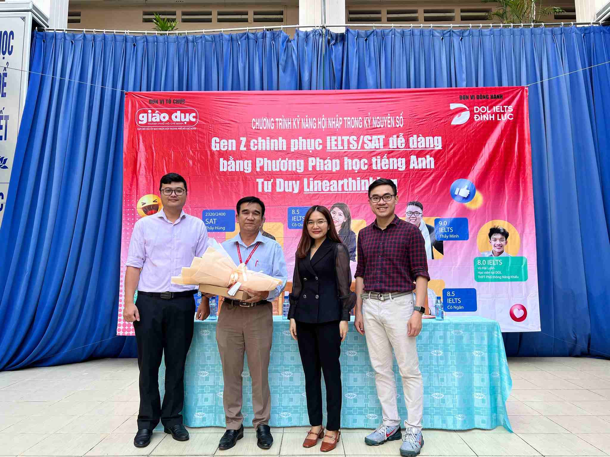 Đại diện DOL gửi tặng BGH bó hoa tươi thắm Đại diện DOL gửi tặng BGH bó hoa tươi thắm